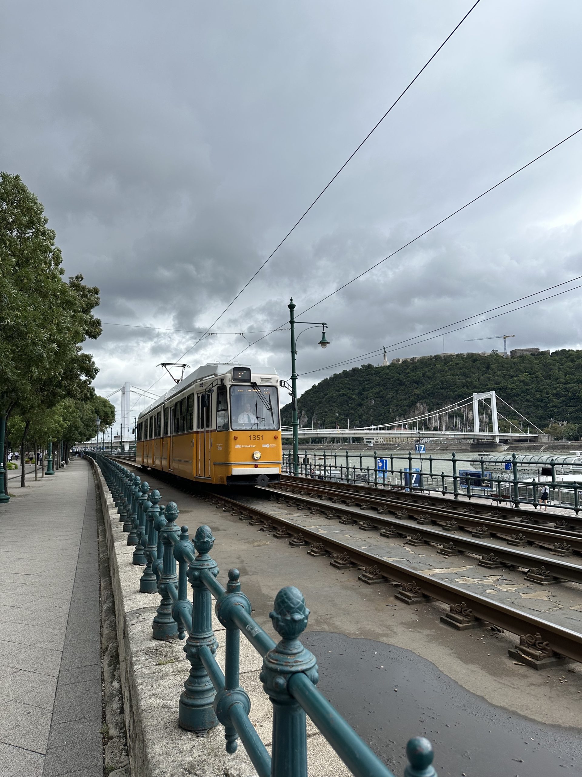 Tramvaj projíždějící podél Dunaje v Budapešti